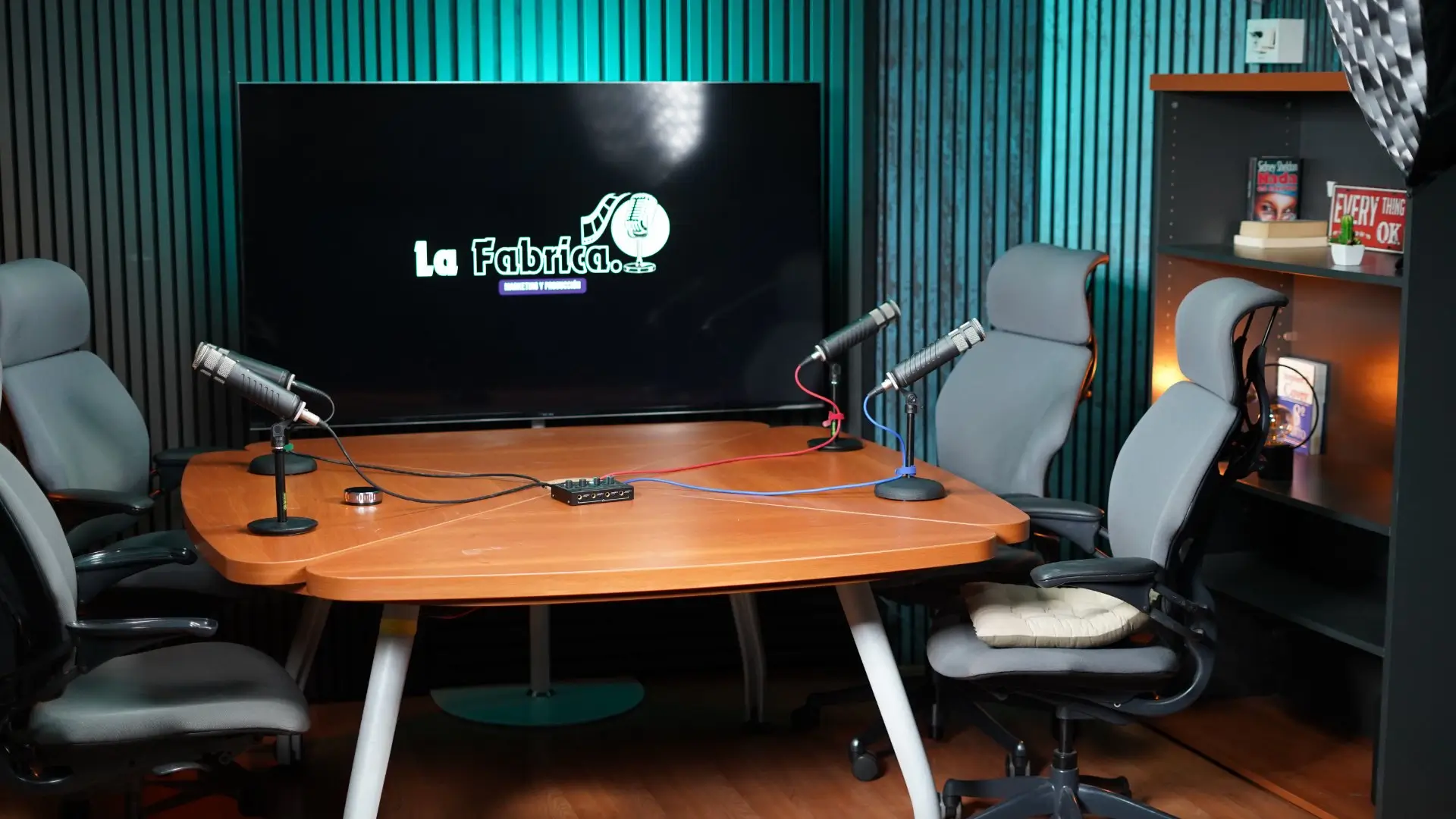 Mesa de grabación del estudio La Fabrica con equipamiento anotado